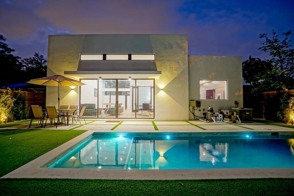 マイアミ Design House -Heated Pool -Big Yard -Gated Parkingヴィラ エクステリア 写真