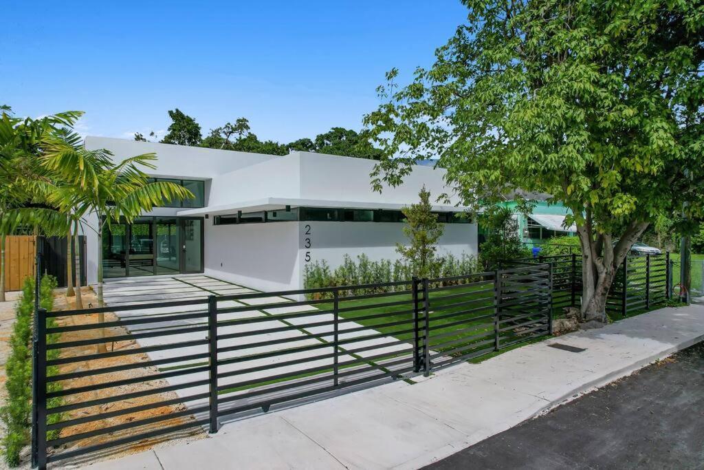 マイアミ Design House -Heated Pool -Big Yard -Gated Parkingヴィラ エクステリア 写真